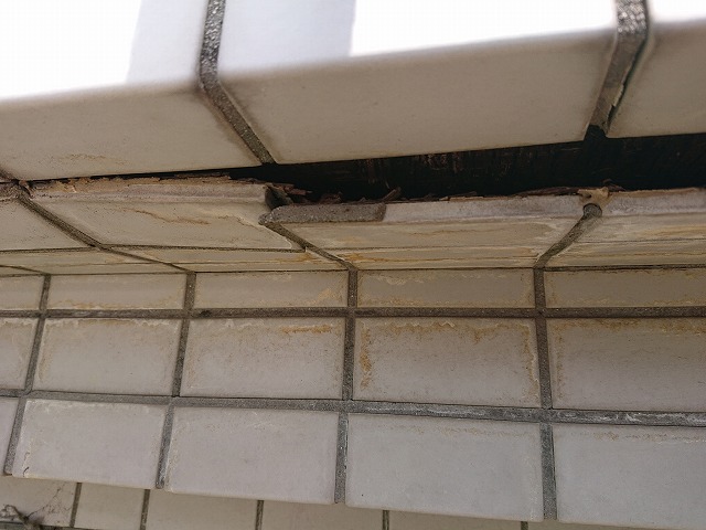岐阜市で玄関天井のタイルが浮いておりご相談、原因は笠木からの雨漏りで張り替え工事をご提案させていただきました